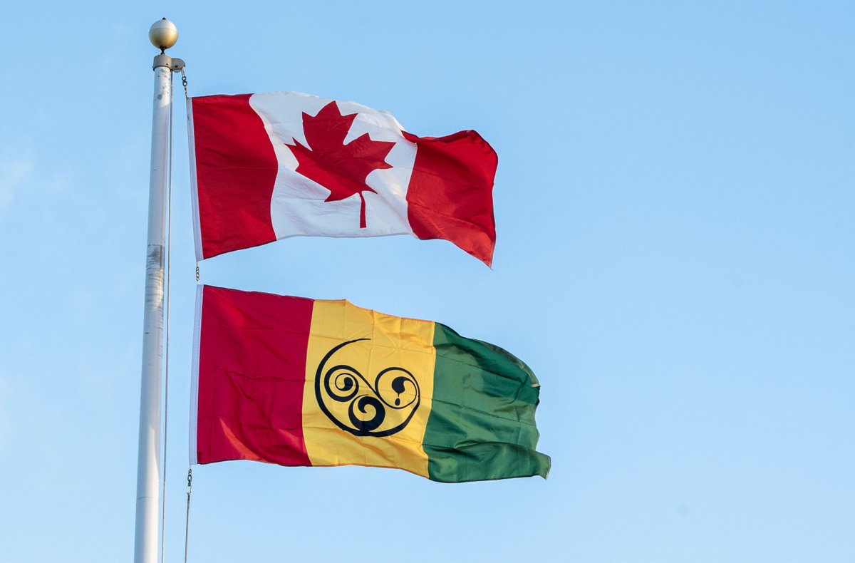 Aujourd’hui, nous sommes fiers de hisser le drapeau des Afro-Néo-Écossais sur nos navires et à l’entrée de l’Amiral pour souligner le #MoisPatrimoineAfricain en Nouvelle-Écosse et le début du #MoisHistoireNoirs au Canada. #ladiversitéfaitlaforce #MHN2023
