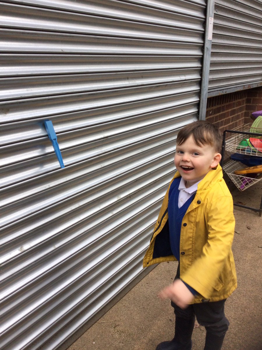 ourladyoflourd1's tweet image. Reception are investigating magnetism. Can you find magnetic objects? How can you tell if something is magnetic? What do you notice about magnetic objects? #EYFSScience #OLOLScience #UnderstandingTheWorld