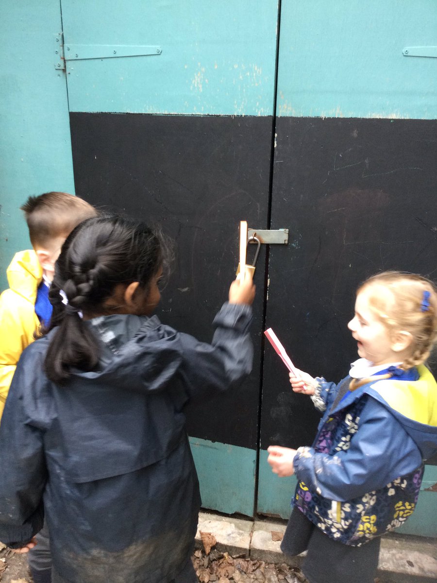 ourladyoflourd1's tweet image. Reception are investigating magnetism. Can you find magnetic objects? How can you tell if something is magnetic? What do you notice about magnetic objects? #EYFSScience #OLOLScience #UnderstandingTheWorld