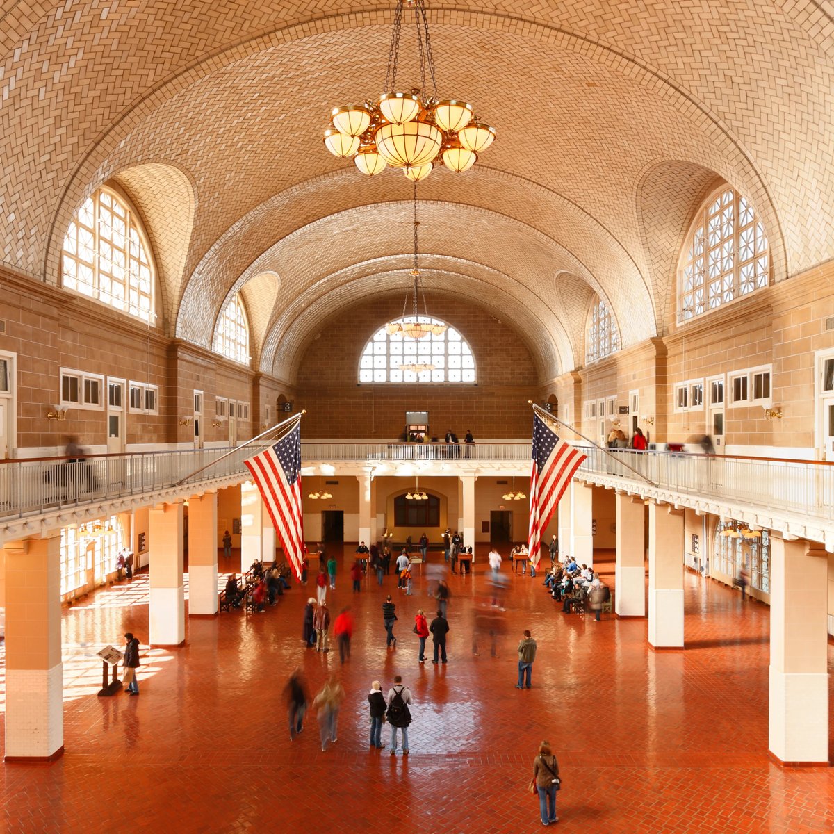 #Taldiacomavui de 1908 va morir l'arquitecte valencià Rafael Guastavino als Estats Units, on havia emigrat el 1881. Allà, ben murri, hi patentà la volta catalana que els americans acolliren amb entusiasme i feren servir, per exemple, al "hall" d'Ellis Island de NY (1918). Fil 📐
