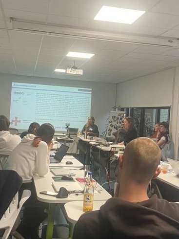 Thanks to Anna  Kuzemko for giving today's <a href="/idiv/">iDiv Biodiversity Research</a> talk, and for travelling from Kyiv to co-lead a group with <a href="/OBuzhdygan/">Oksana Buzhdygan 🇺🇦</a> analyzing/synthesizing scale-explicit data from Ukraine grasslands. Cool to hear that the new record for species # from 1 cm2 comes from Ukraine (11 species).