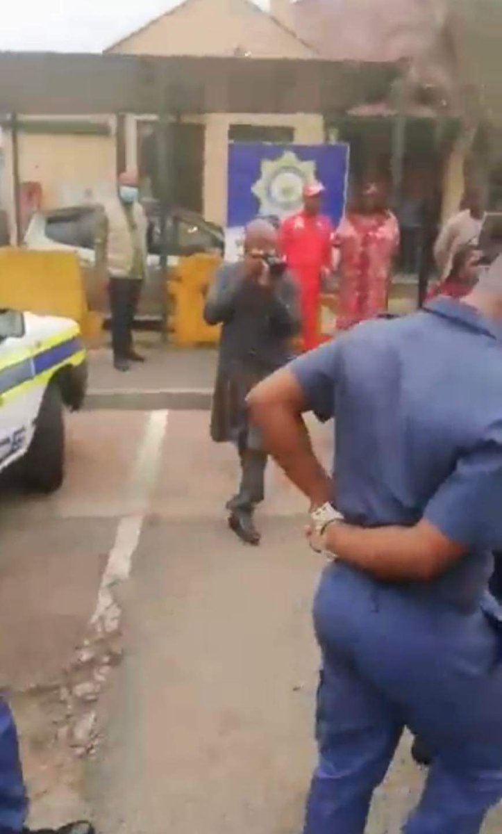 Veetra__'s tweet photo. Six police officers arrested in Boksburg North: Four for allegedly attacking a man resulting in him being in a coma and two for cable theft. https://t.co/8RXvpg0FaO