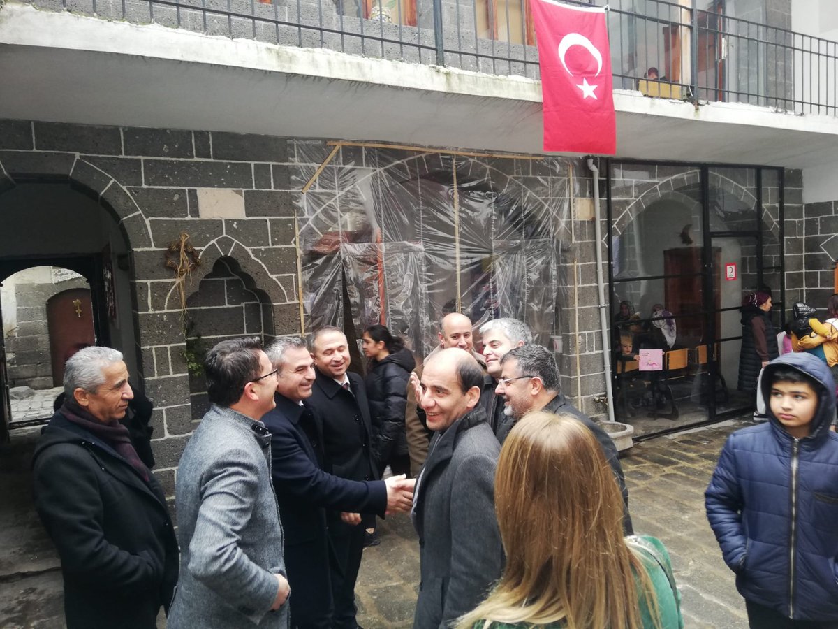 SurHalk's tweet photo. Sur Halk Eğitim Merkezimiz ile Kızılay Sur Şubesi işbirliğinde yürütülen kurs çalışmalarını, İlçe Milli Eğitim Müdürümüz Demir ERNEZ, ilçe milli eğitim şube müdürlerimiz ve halk eğitim merkezi yöneticilerimiz birlikte ziyaret ettiler.@surkaymakamlik  @SurMilliEgitim @ErnezDemir https://t.co/nJDzZBArtU