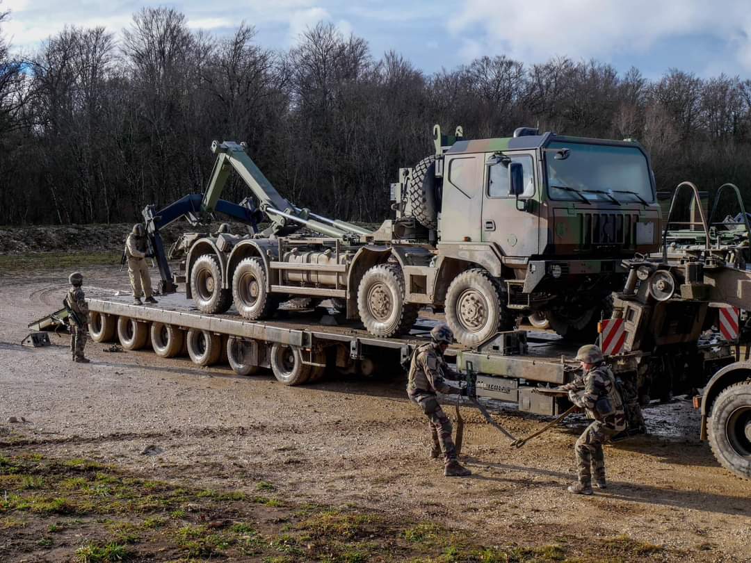 comlogterre1's tweet image. Le @511eRTofficiel prépare sa projection au sein des @FrForcesRomania de la mission Aigle, au titre de "sous-groupement logistique": #PrepaOps des soldats logisticiens, qui ont aussi toujours à cœur d'entretenir leurs véhicules et matériels.
#JeCombatsJEntretiens
#COMLOG #LogOps