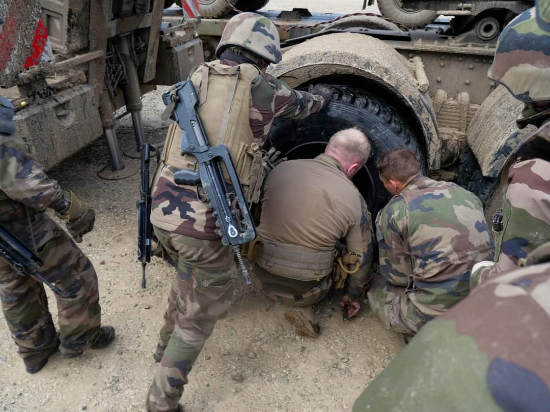 comlogterre1's tweet image. Le @511eRTofficiel prépare sa projection au sein des @FrForcesRomania de la mission Aigle, au titre de "sous-groupement logistique": #PrepaOps des soldats logisticiens, qui ont aussi toujours à cœur d'entretenir leurs véhicules et matériels.
#JeCombatsJEntretiens
#COMLOG #LogOps