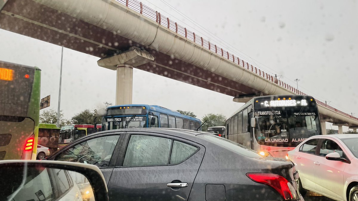 Urge agentes de #transito en el cruce de #universidad y #sendero, caos diario! <a href="/andresmijesmx/">Andrés Mijes</a> <a href="/gob_Escobedo/">Gobierno de Escobedo</a> #trafico #escobedo