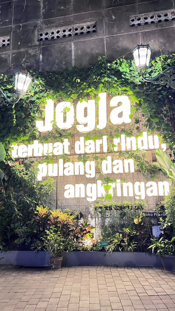 dunia_intan's tweet photo. Momen minggu lalu di kota ini bikin banyak nambah insight, jalan kaki sendirian di malam hari dr dagen ke alun2 trus balek jalan lagi ke tugu.bikin sedikit haru dg tetesan hujan tanpa pelindung di malam hari , aku selalu cinta kota ini dan orang2 nya.bismillah. Semoga ya😘 https://t.co/Aui4PeFu4c