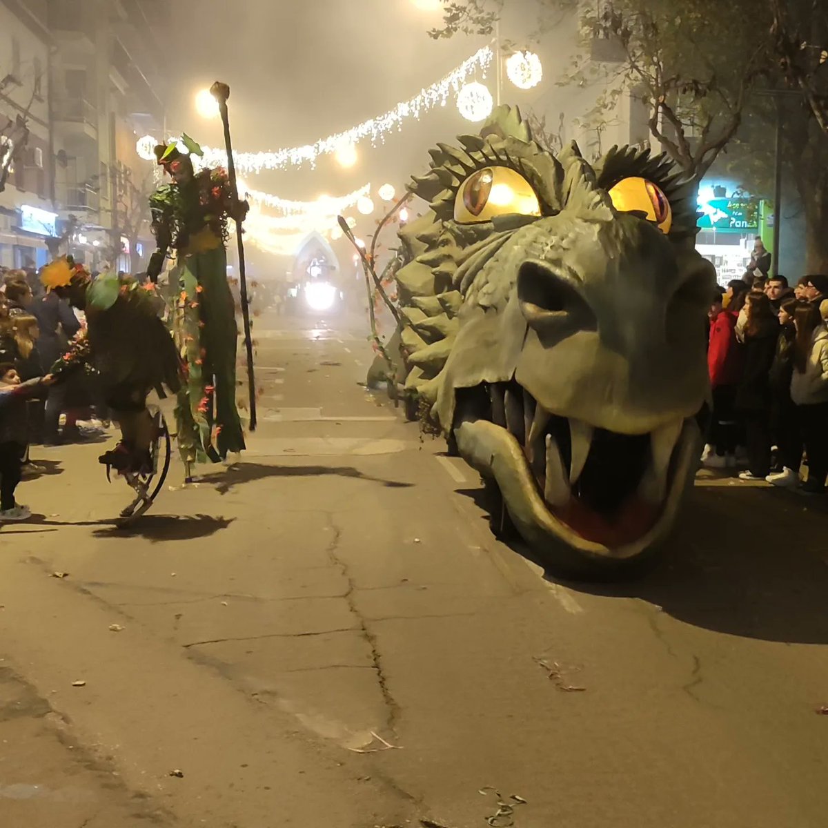Actuación en la Cabalgata de Reyes de Alcañiz, con nuestro espectáculo DRAKANTHUX.