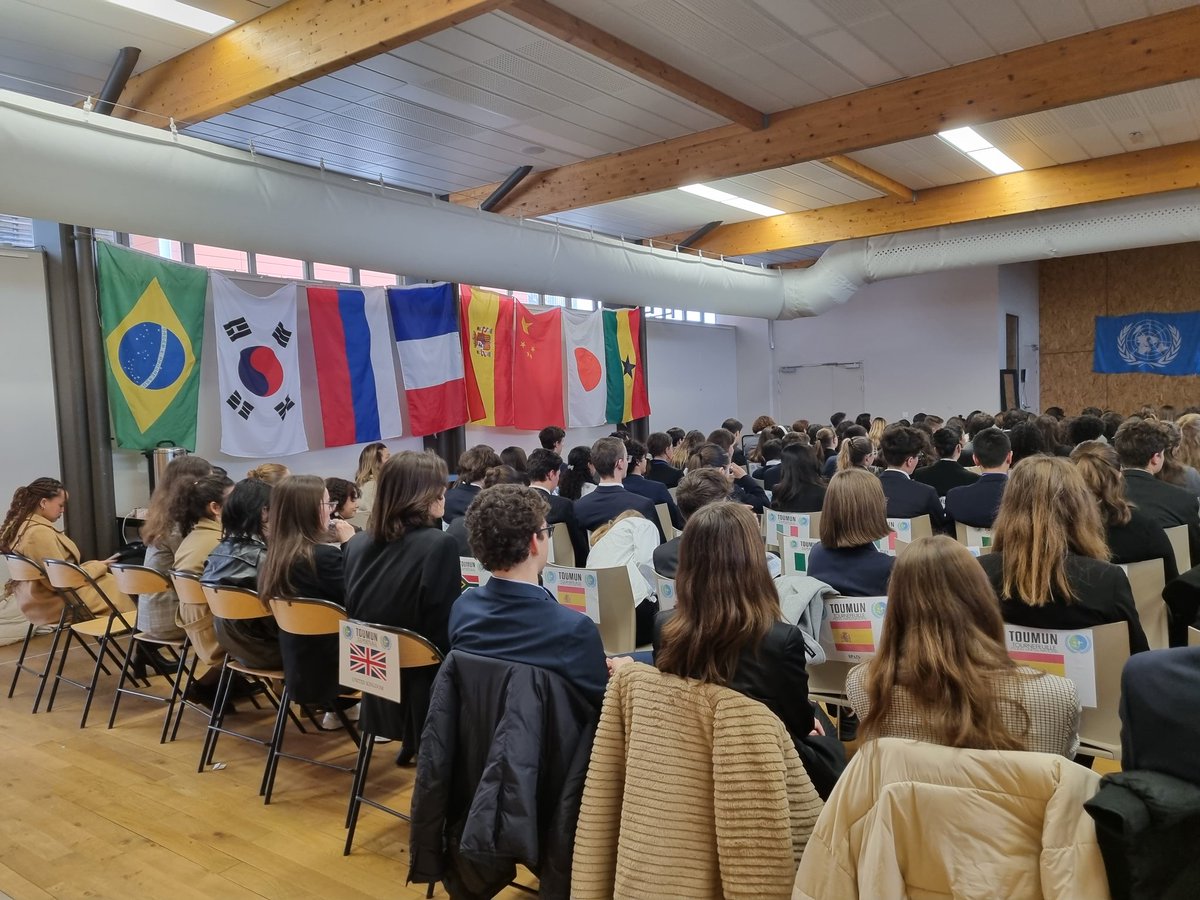 LpoFrancoise's tweet photo. Opening ceremony of the 5th Model United Nations conference @LpoFrancoise. 220 students from 5 French, British, Italian high schools will debate, in English, on different topics, 3 days long.
Welcome to our attendees and guests. Warm thanks to our board of directors. https://t.co/646LUFwnnU