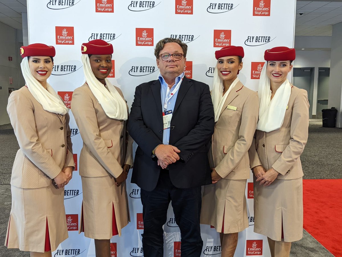 SolentFreight's tweet photo. Solent GSSA for Emirates SkyCargo. ✈️
Our team with Emirates flight crew.
#solent #solentfreight #emirates #skycargo #GSSA https://t.co/NwFCGBAjOO