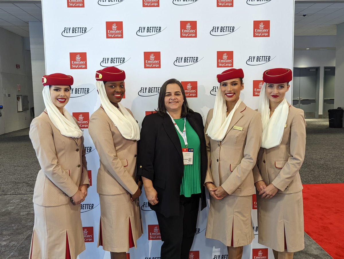 SolentFreight's tweet photo. Solent GSSA for Emirates SkyCargo. ✈️
Our team with Emirates flight crew.
#solent #solentfreight #emirates #skycargo #GSSA https://t.co/NwFCGBAjOO