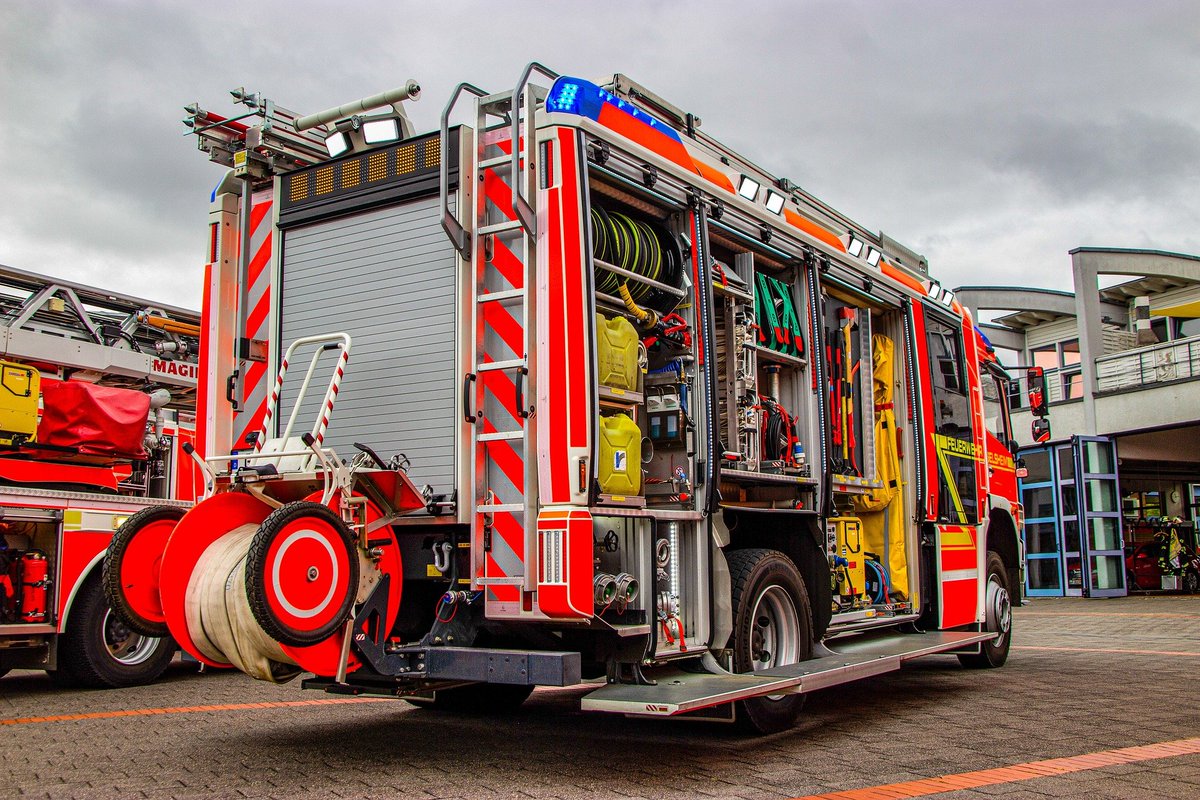 Er woedt momenteel een dakbrand in de Begionalaan #Schoten. De hulpdiensten zijn ter plaatse en de politie leidt het verkeer om. Vermijd de omgeving. 
Heb je last van rookgeur? Sluit dan ramen en deuren.