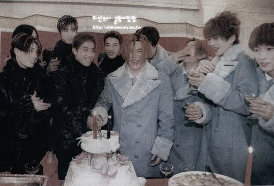 upsoup1's tweet photo. 도대체누구생일일까 잼잼아버지 생일같은ㅇ데 뭘까... 두 그룹이 어떻게 같이 잇을까 https://t.co/GWwTrRjVB5