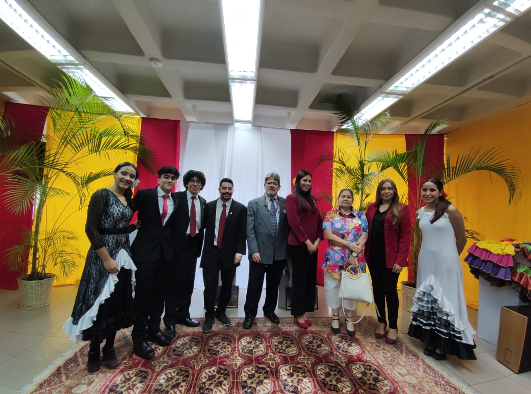 CODEIV's tweet photo. Felicitamos a la USM, por el Modelo, especialmente a la Directora de la EEI, Prof. Najah Kafrouni, Prof. Richard Gasperi, (Organizador), profesores Abraham Clavero, María Enriqueta Álvarez, Allan Breier y Nicolás Peña. 
Así como los estudiantes participantes en el exitoso evento. https://t.co/EVracc85di