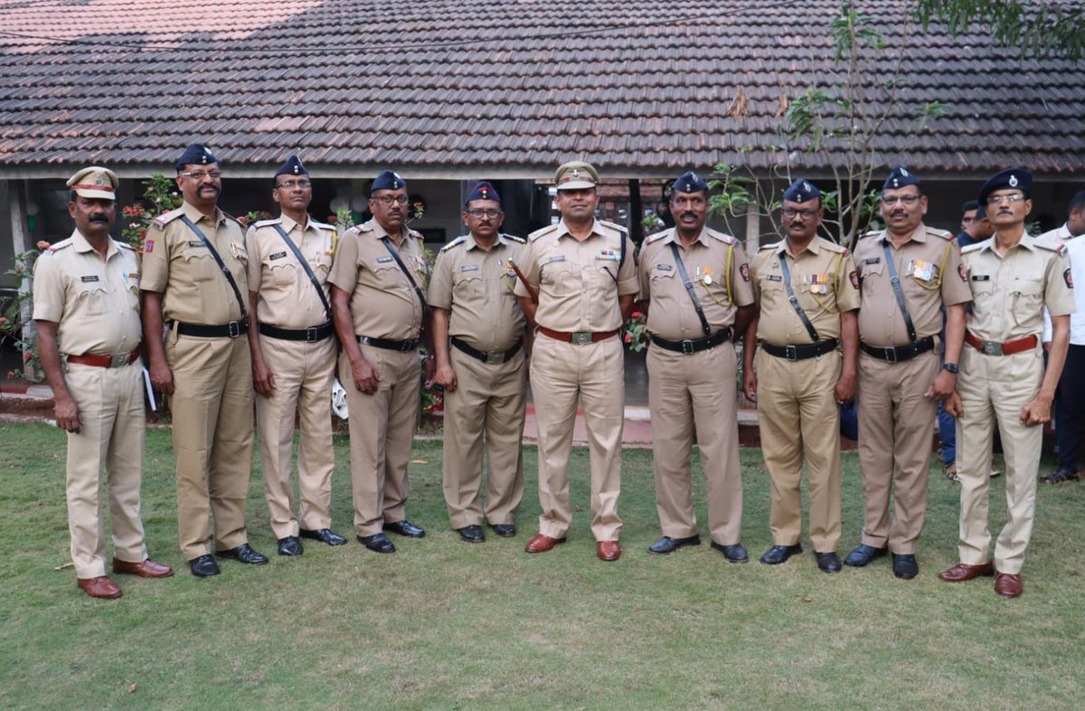 RatnagiriPolice's tweet photo. प्रसंगी पोलीस अधीक्षक श्री. धनंजय कुलकर्णी यांनी सेवानिवृत्त होणाऱ्या पोलीस अंमलदारांना पुढील वाटचालीकरिता शुभेच्छा दिल्या. (३/३) @DGPMaharashtra #RetirementProgram #BestWishes #Ratnagiri #RatnagiriPolice https://t.co/GZIdhF3wjN