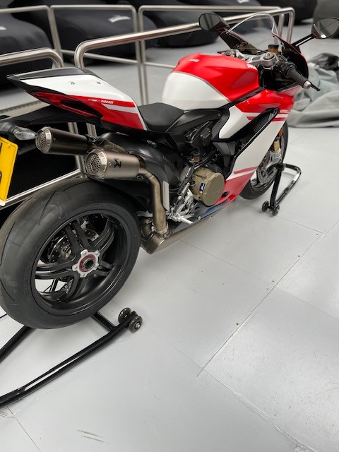 BestCarStorage's tweet image. If you are looking to store your #motorbike and you decide to choose us, then your bike will be in good company alongside this stunning Ducati Desmosedici and Ducati Panigale #motorbikestorage #ducati #luxurybikestorage #desmosedici #northantsbikestorage #longtermbikestorage