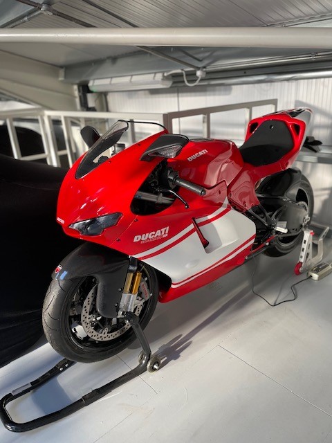 BestCarStorage's tweet image. If you are looking to store your #motorbike and you decide to choose us, then your bike will be in good company alongside this stunning Ducati Desmosedici and Ducati Panigale #motorbikestorage #ducati #luxurybikestorage #desmosedici #northantsbikestorage #longtermbikestorage