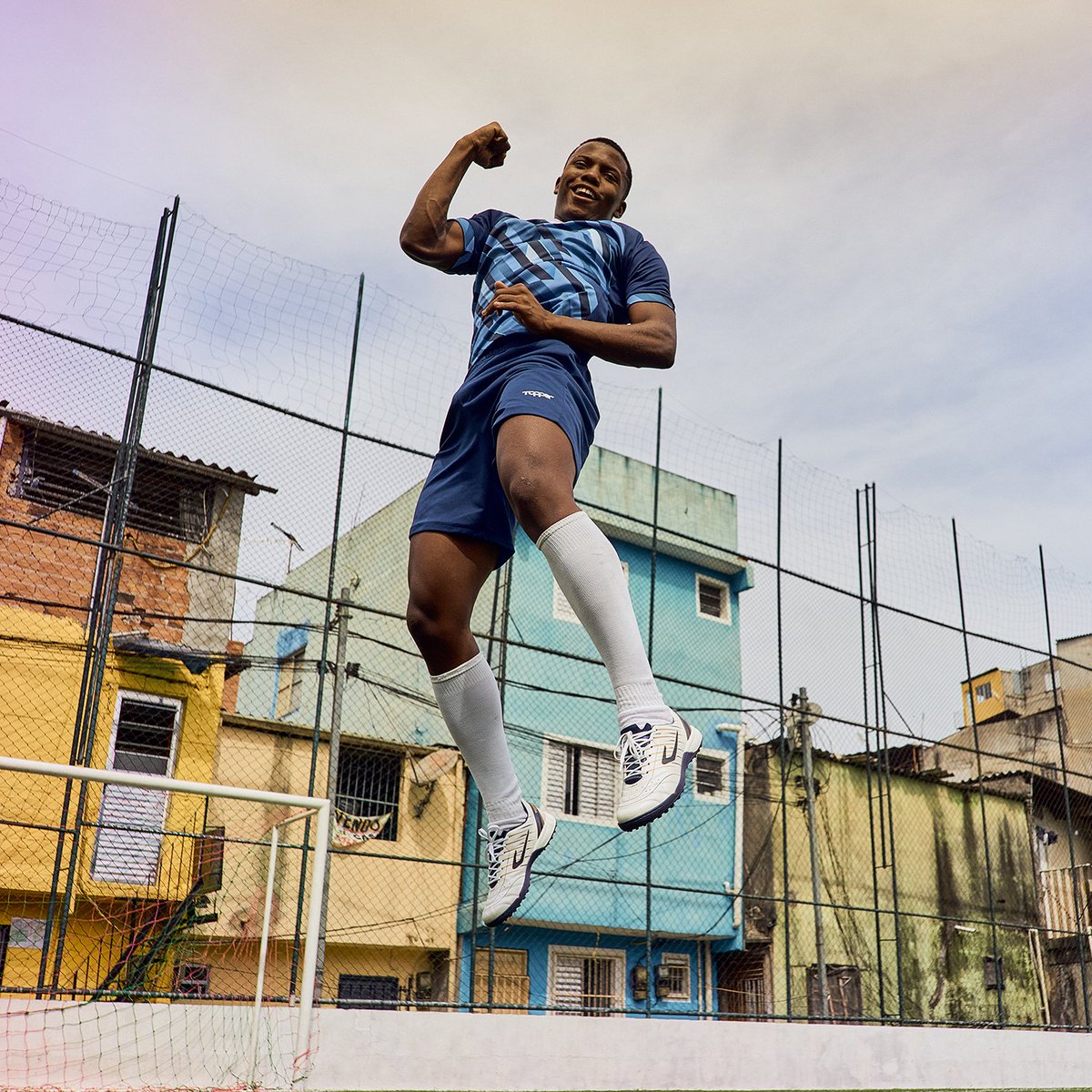 TopperBrasil's tweet image. Tem quem grita, quem sai do chão e até quem faz dancinha. 

Qual é a tua maneira de comemorar quando marca aquele golaço? 

Garanta a sua Titanium IX em bit.ly/3JslL97

#ÉTopper #Topper #Chuteira #Society #Fut7