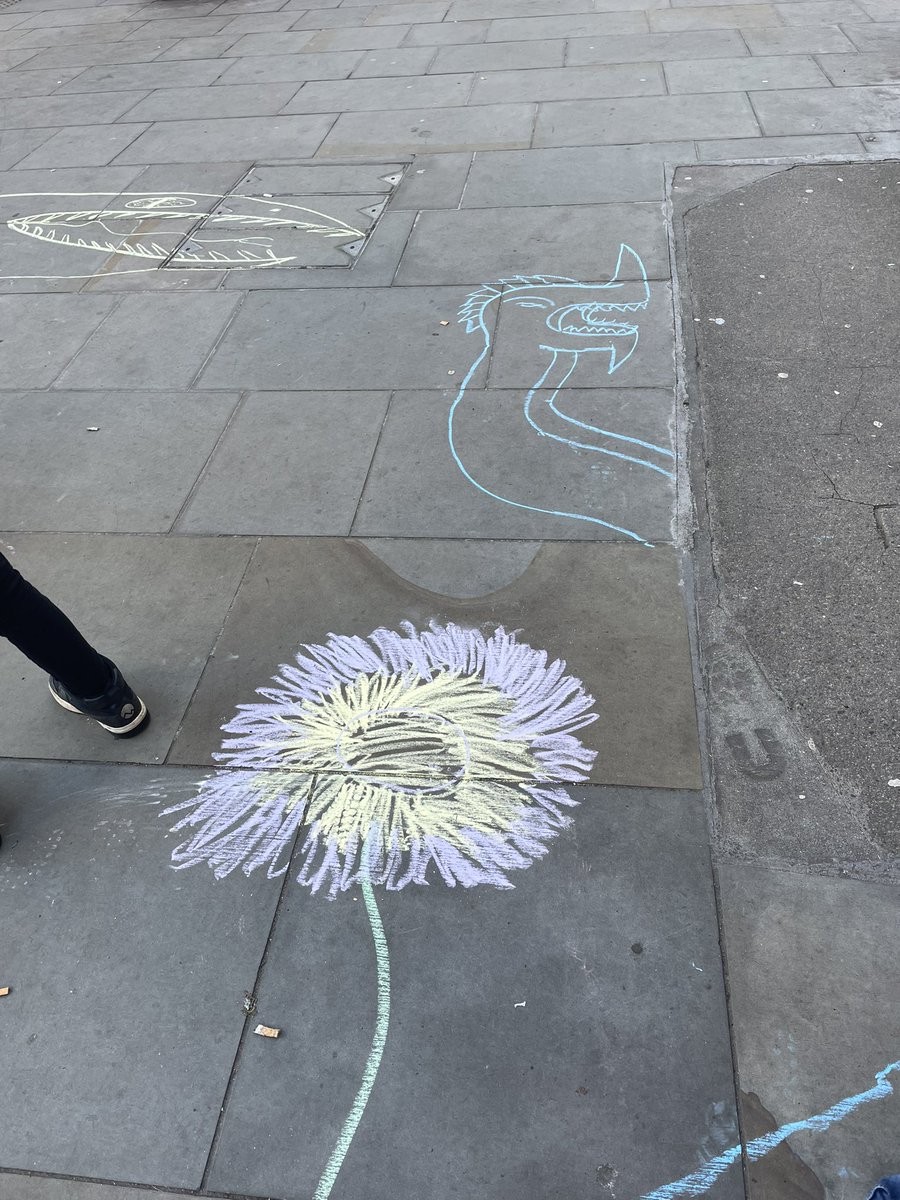 K_Brickell's tweet photo. Chalking and kids on the @KCL_UCU picket line in Central London today

Asserting the right to strike and right to the city 

#notallgeographers #ucurising #GeneralStrikeNow #SaveOurSchools https://t.co/Dj2hLFmbNo