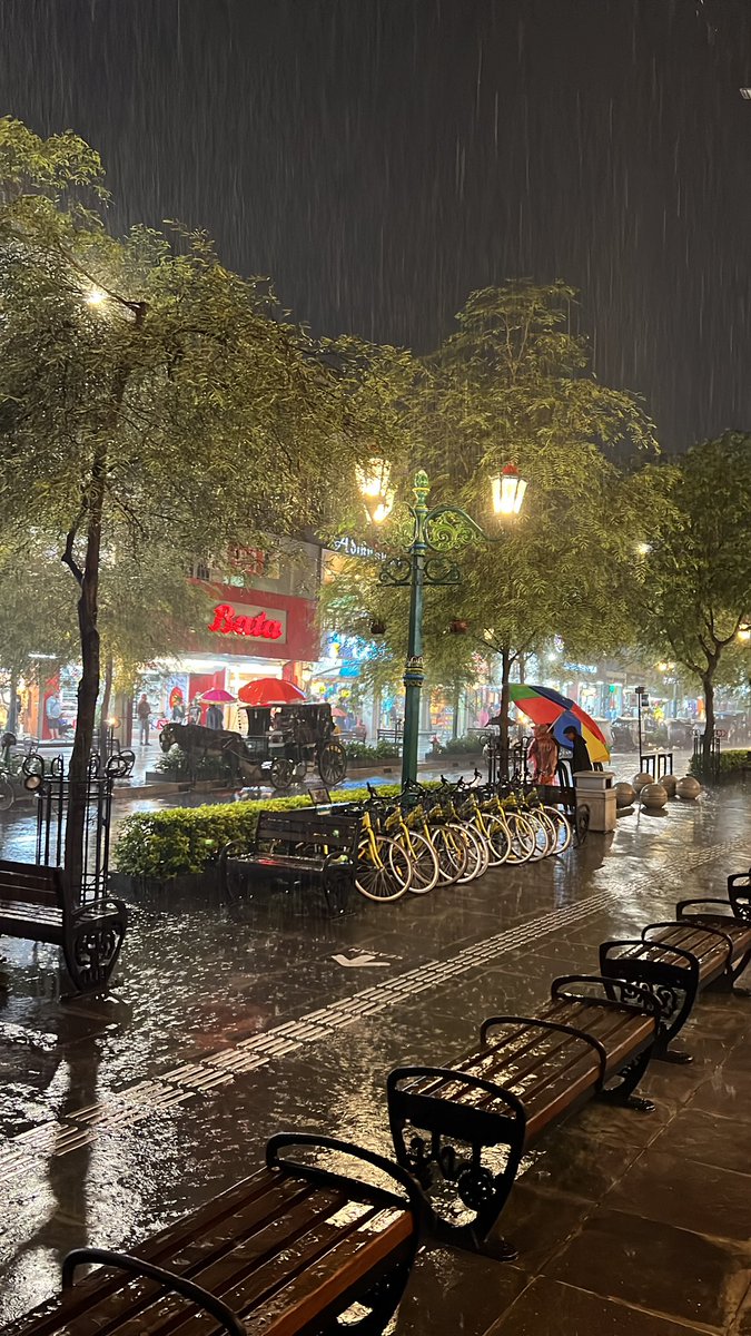 dunia_intan's tweet photo. Malam itu 😁 jalan2 kehujanan, mau balek hotel di dagen , 😍 kota ini selalu istimewa dg sendu ,bahagia diri , membahagiakan lainnya dan rasa syukurnya itu yg bikin aku kangen banget, klo kesini ga kebayang yg namanya kepengen harta duniawi. Ada magic sendiri dikota ini, trust me https://t.co/wb7yHEGn7i