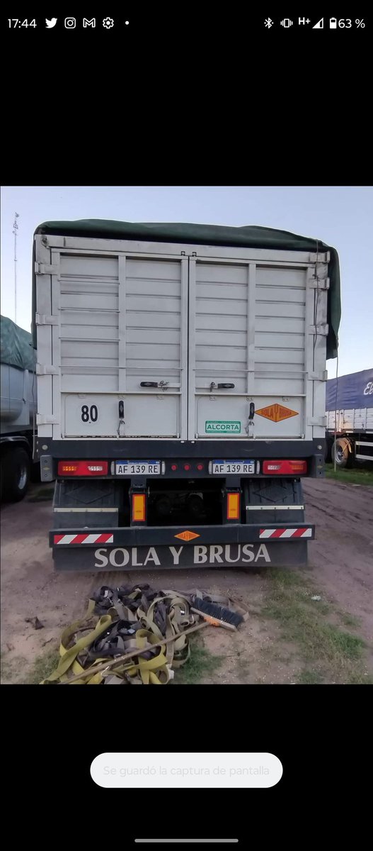 vaaludiaz's tweet photo. Hola por favor ayúdenme a difundir para que llegue a los medios de comunicación y podamos encontrarlo. 

Ayer a las seis de la mañana en el peaje de Ezeiza le robaron este camión a mí tío. 
Es su herramienta de trabajo. Nadie sabe nada. https://t.co/3Y211cNa0k