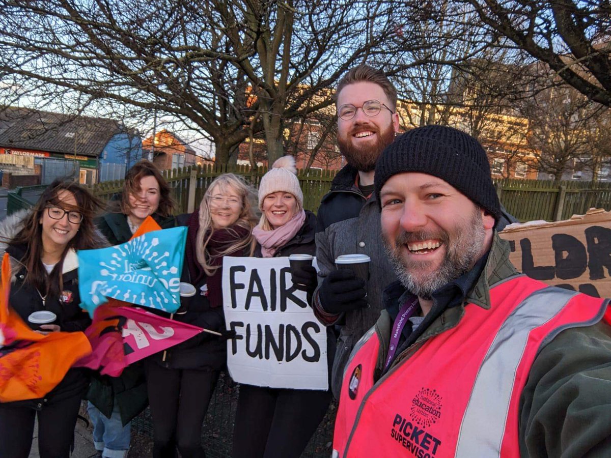 MissEBacon's tweet photo. A windy picket line this morning @NEUnion #payup #SaveOurSchools https://t.co/ufYoiPARWl