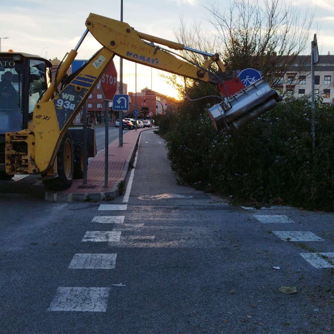 BicicletaMurcia's tweet photo. Continuamos con el mantenimiento de nuestra red de 🛣️carriles bici.
🚧Trabajos de desbroce 🚜 en la Avenida Ciudad de Aranjuez.
#murcia #naturaleza_murcia #murciasemueve #murciacity #visitmurcia #huertademurcia #bicicleta https://t.co/nqJJYi7y9c