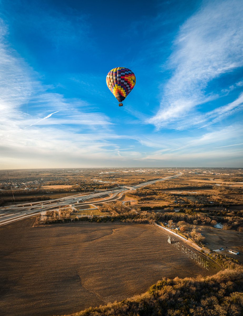 PlanoBalloon's tweet photo. Beautiful photo by #TheBatdrone of Rohr Balloons sailing through the sky. https://t.co/7fQsR8hs5O