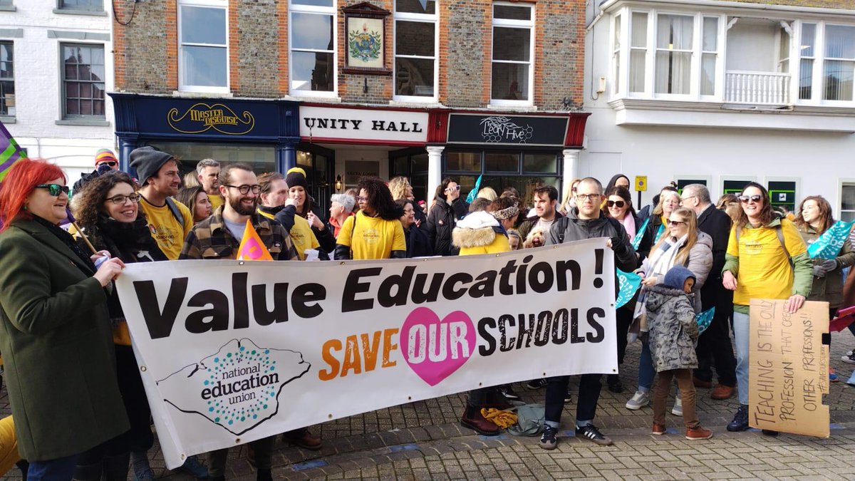 workersliberty's tweet photo. Leeds, Isle of Wight, Brighton, Glasgow.
#feb1strike #SaveOurSchools #ucustrikes #PCS https://t.co/gN6aqbrEQr