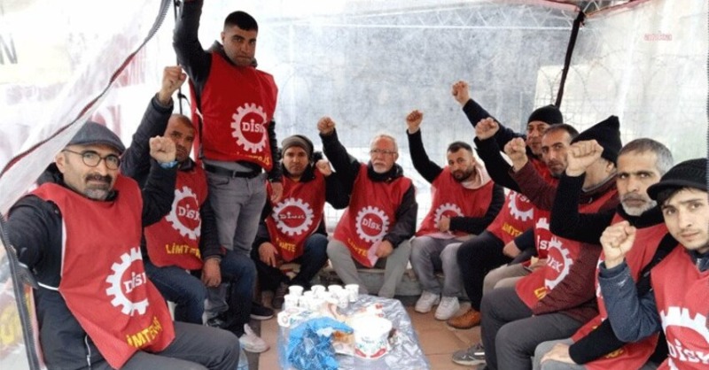 gazetenisan's tweet photo. "2022 yılının başlarında, güçlü bir ek zam talebi seferberliği yaşanmıştı. Aynı türden bir yeni seferberlik olasılığı karşısında bu yılkı yetersiz asgari ücret artışının ardından hükümet çeşitli manevralarla ön almaya çalıştı."

✍@MuhittinKarkin yazdı