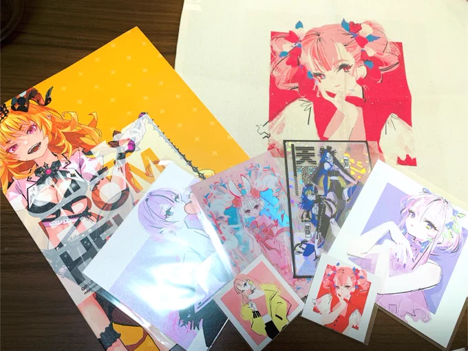 先日新宿に行った際に大好きなまりなさん[ ]のグッズお迎えした!!!前回行けなくて買えなかったポスカも並んであって助かった現物どれも色味が綺麗……! 