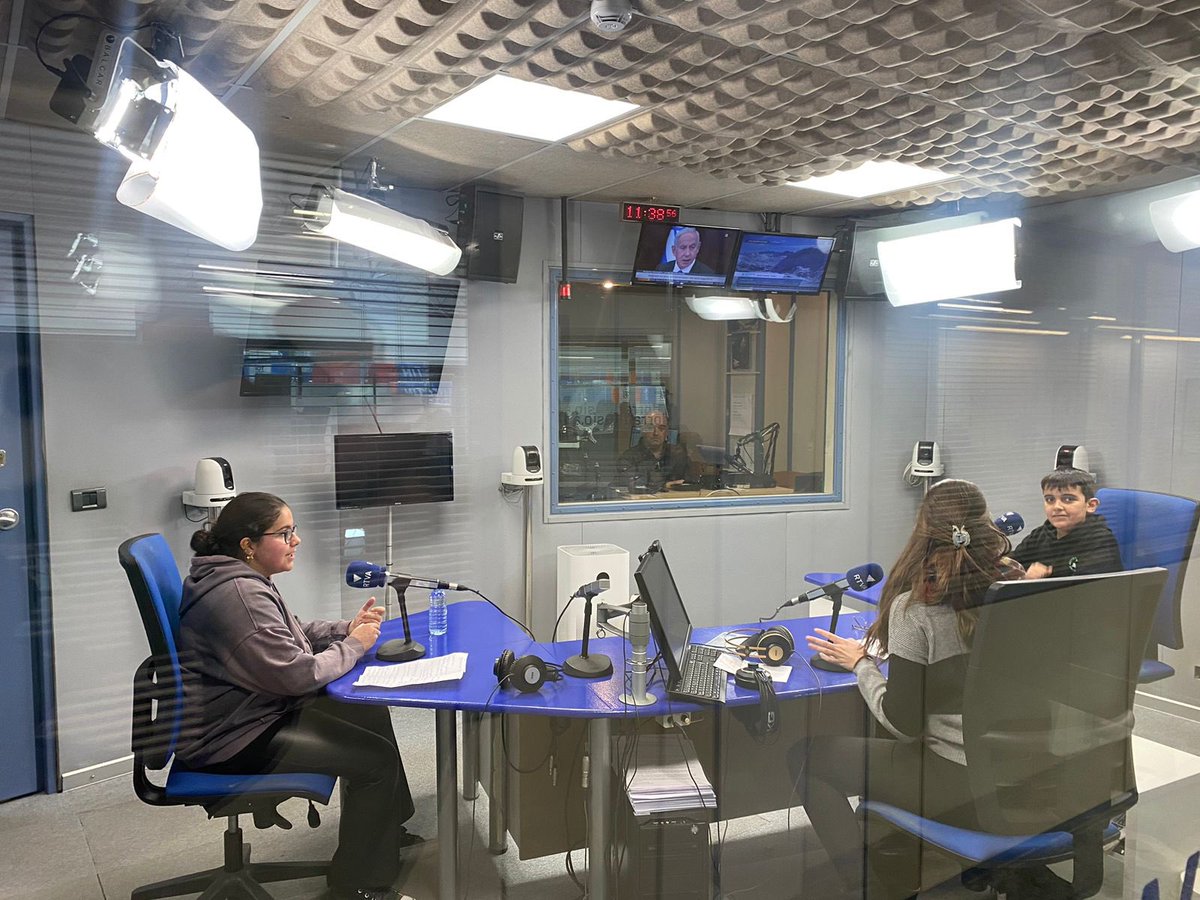 EASESC_AND's tweet photo. El passat dilluns, l’Alèxia i el Bruno van anar a la ràdio per promocionar la V Campanya de donació de sang de l’escola Andorrana. Tot i els nervis de l’inici va ser una bona experiència.
Apunteu-vos i veniu a donar sang. #easesc #escolandorrana #rtva #donaciodesang https://t.co/mmYxtDzA0M