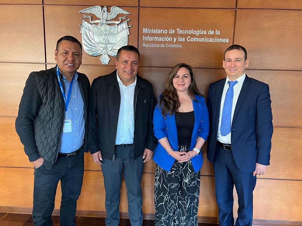 SandramUrrutia's tweet photo. Gracias al gobernador del Guaviare, @HeydeerPalacio, al alcalde de @ElRetornoGre, Yeison Pineda, y al representante a la Cámara, @Alexanderq06, por unirse a esta cruzada para cerrar la brecha digital. https://t.co/LPdjXFF5gb