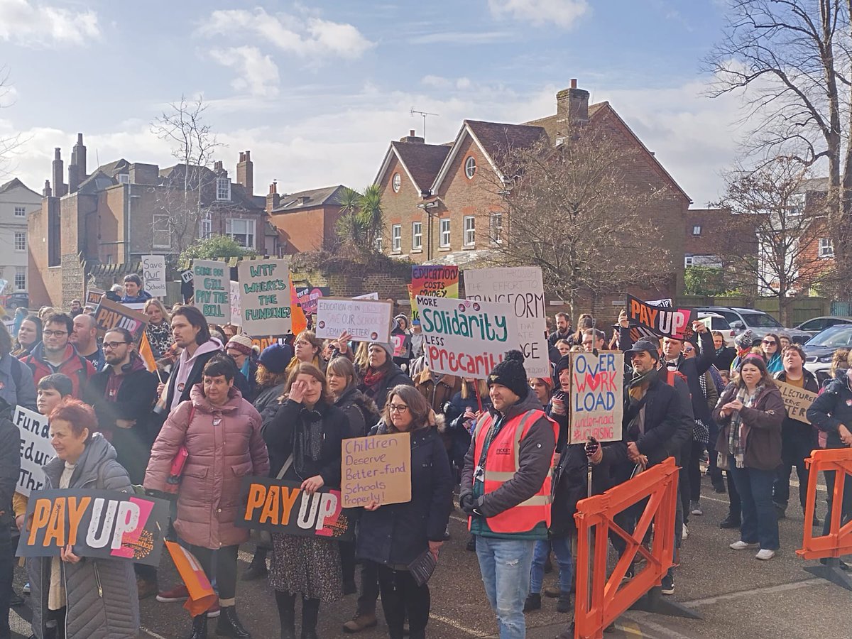 SouthEastNEU's tweet photo. 01.02.23 Where is @GillianKeegan?! A packed Chichester @SOSWestSussex NEU regional rally our NEU AGS Amanda Brown delivering a speech to show that we must #valueeducators. #PayUp #EnoughIsEnough #SaveOurSchools #EducatorsDeserveBetter Support us: https://t.co/X0EwOd1DVq https://t.co/unfm4Hnikp