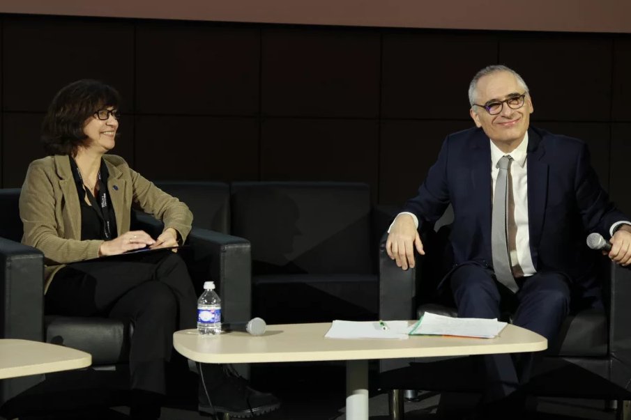 Sorbonne_Univ_'s tweet photo. #Thinkedu23 : retour sur l'intervention de @drach_temam qui évoque le positionnement de l'université face aux crises contemporaines et l'importance de « remettre la démarche scientifique au cœur du débat démocratique et de la décision politique ».
👉 https://t.co/Ntw6LjeZ9O https://t.co/jVPQNrz3Tp