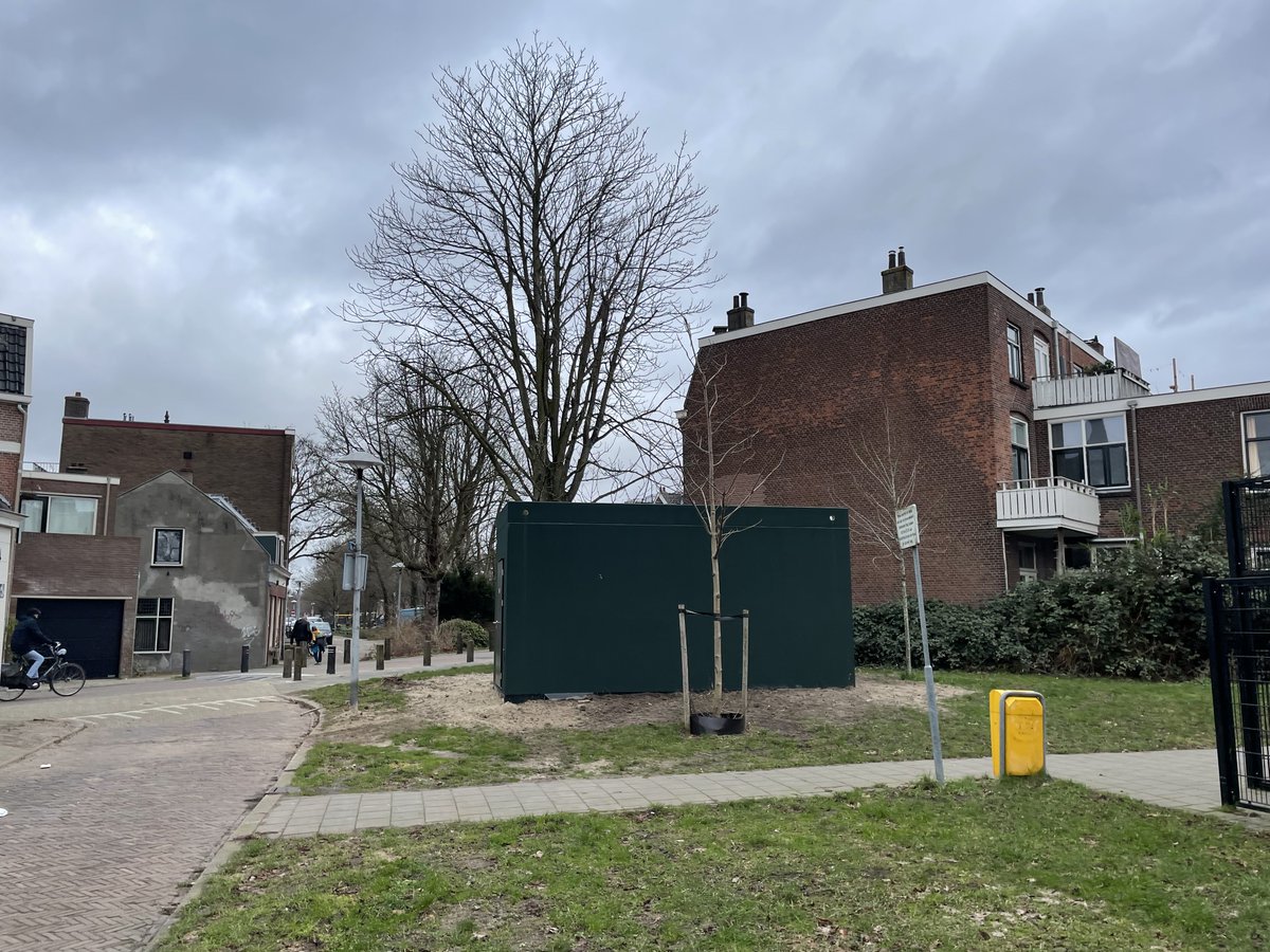 Beste <a href="/WB_Noordoost/">Wijkbureau Noordoost</a> , hoe heeft dit kunnen plaatsvinden?? Zonder mededeling een groen gevaarte plaatsen dat het uitzicht blokkeert op de breedste en groenste straat van de buurt...Met wie kunnen we in overleg om dit op een andere en betere manier in te richten?