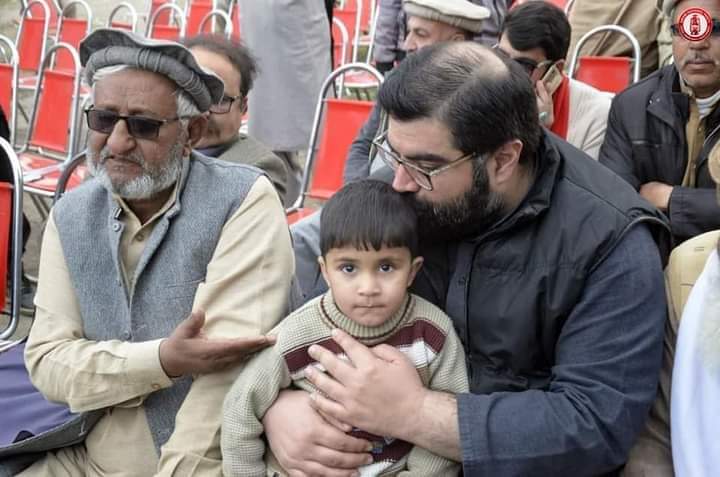 Abdullahshah_98's tweet image. د پښتنو شهیدانو وارث اېمل ولي خان د شهيدانو بچو،پلارانو او وروریانو سره... پښتنو سېلاب کښې مو وئیل اېمل ځکه ګرځي چې الېکشن دی.. نن خو الېکشن نشته کنه؟؟ خدای ته وګورئ خپل او پردې وپېژنئ 😭😭
#WeStandWithKPPolice