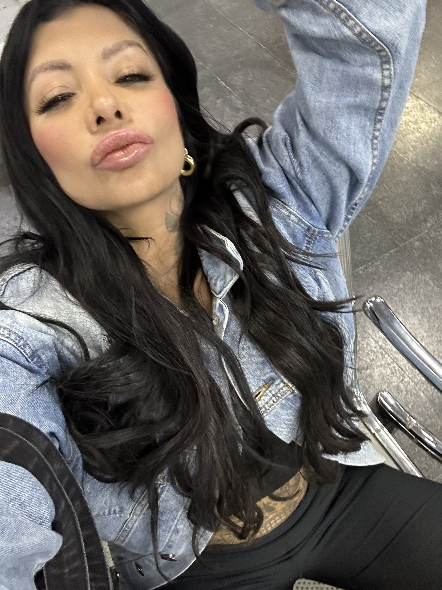TW Pornstars - YeiLove. Twitter. Saludos desde el aeropuerto de la Chinita, con vuelo retrasado