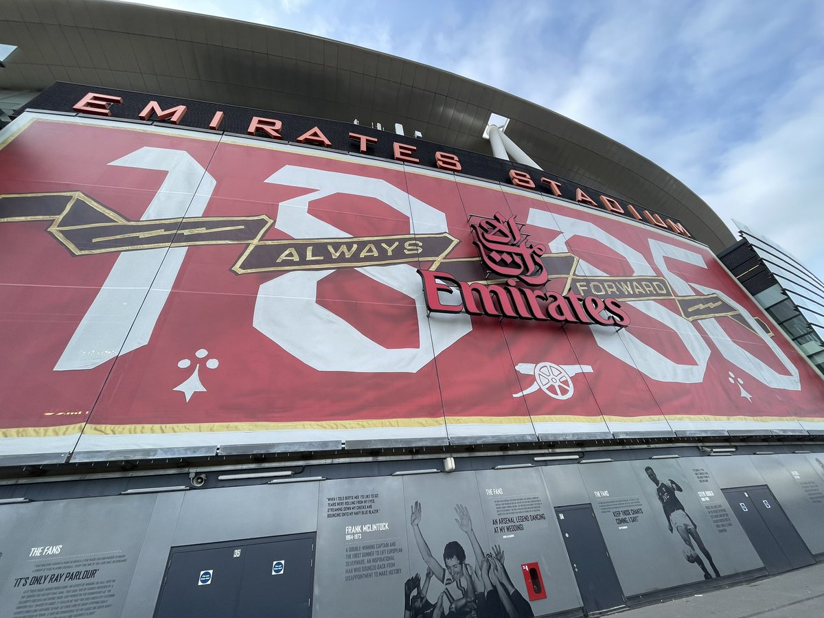 arsenal_japan's tweet photo. 3枚目の幕を張り終え、今日はクロックエンドブリッジから右側の準備をしていました。

#アーセナル
#エミレーツスタジアム
#Arsenal 
#EmiratesStadium 
#NewWall https://t.co/AXeUqPD8SM