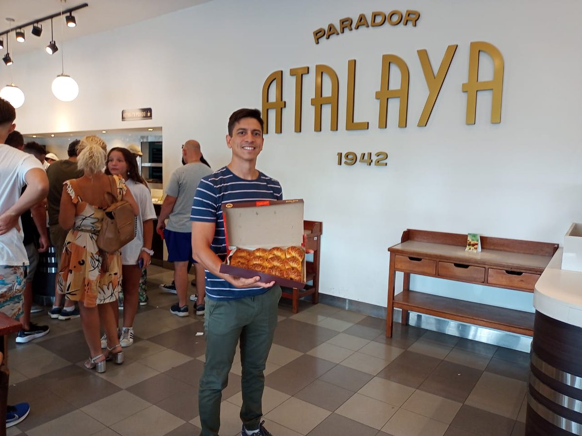 Más de 50.000 personas pasan hoy por Atalaya. Los recibe <a href="/JuanyCast/">Juany</a>, tercera generación de esta empresa multifamiliar fundada en 1942. Tienen 7 franquicias. La docena de medialunas $1600 y el café con leche con tres cuesta $850.