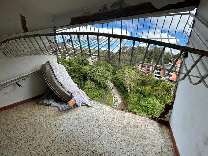 ¿Qué se siente estar en tu apartamento en un piso 11 y que de repente un chorro de agua —con la potencia de un arma— destruya tu vivienda? Gracias a la periodista <a href="/AlbanyAndara/">Albany Andara</a> de <a href="/EfectoCocuyo/">Efecto Cocuyo</a>, tenemos la idea 

Links recomendados #1Feb 💔💦
bit.ly/3wJZtIb