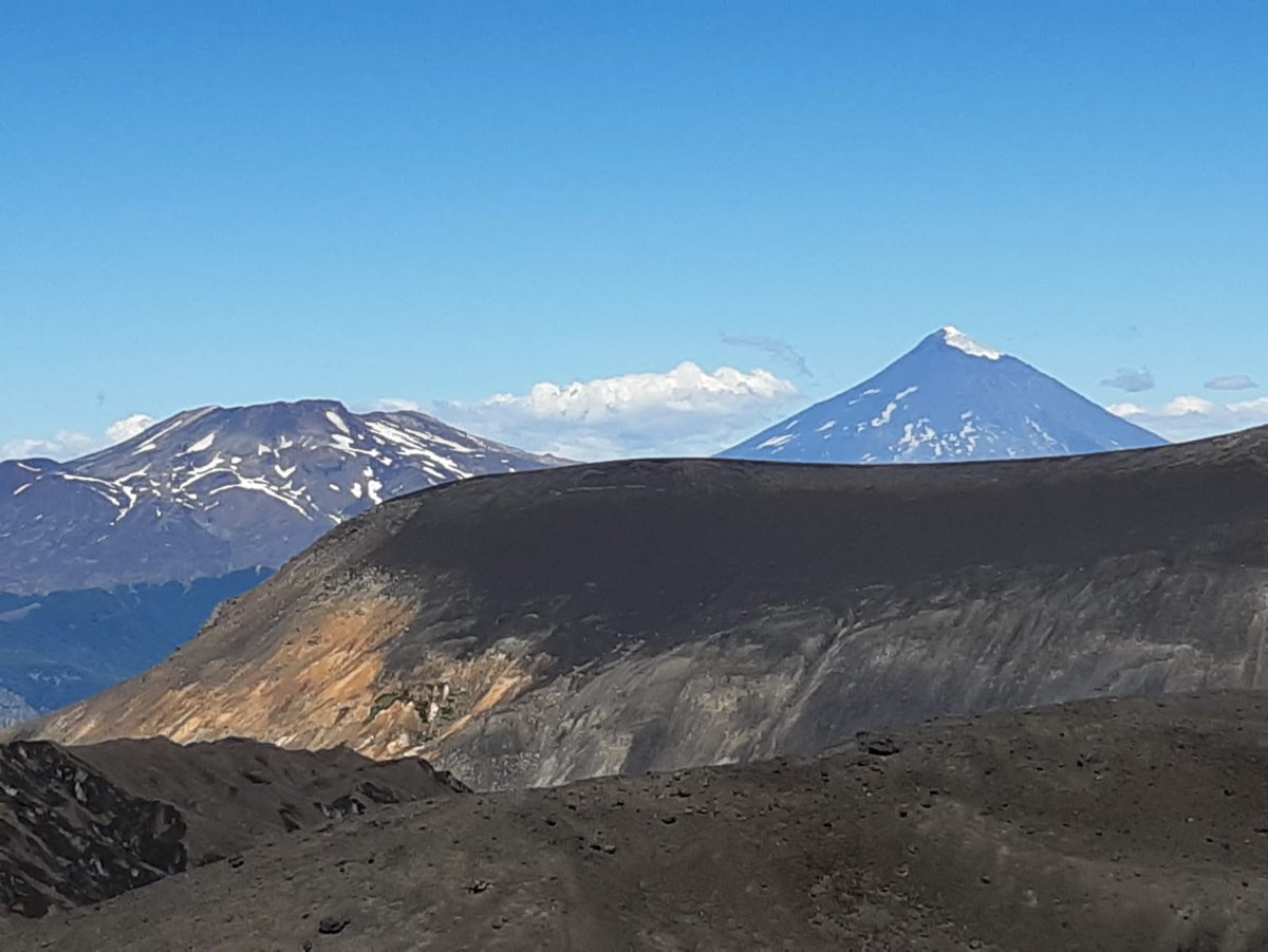 C_BravoLechuga's tweet photo. @maxiviale Vista desde el lado chileno, desde el volcán Villarrica (volcán Quetrupillán en primer plano) https://t.co/Iv0F2nxPut