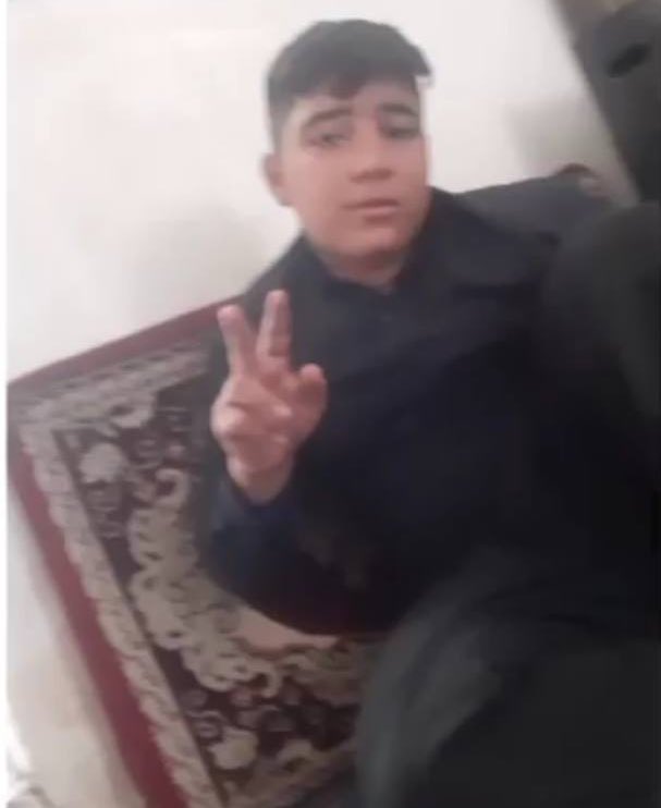 «خانواده امیرحسین بساطی بعد از یک هفته جستجو از طریق فیلم لحظه جان دادن امیرحسین در مجازی فهمیدن فرزندشان در اعتراضات کشته شده.»

من با #علیه_فراموشی از #امیرحسین_بساطی  یاد می‌کنم، تا روز آزادی تا روزی که انتقام می‌گیریم.