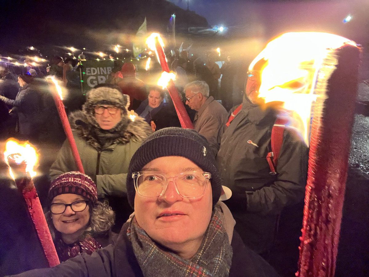 LeithWalkSNP's tweet photo. Our branch members joined the Time For Scotland March and Rally last night in Edinburgh, ending up outside Holyrood Showing that Scotland wants to be in the EU. #TimeForScotland #LeaveALightOn https://t.co/5vVXIp4F9h