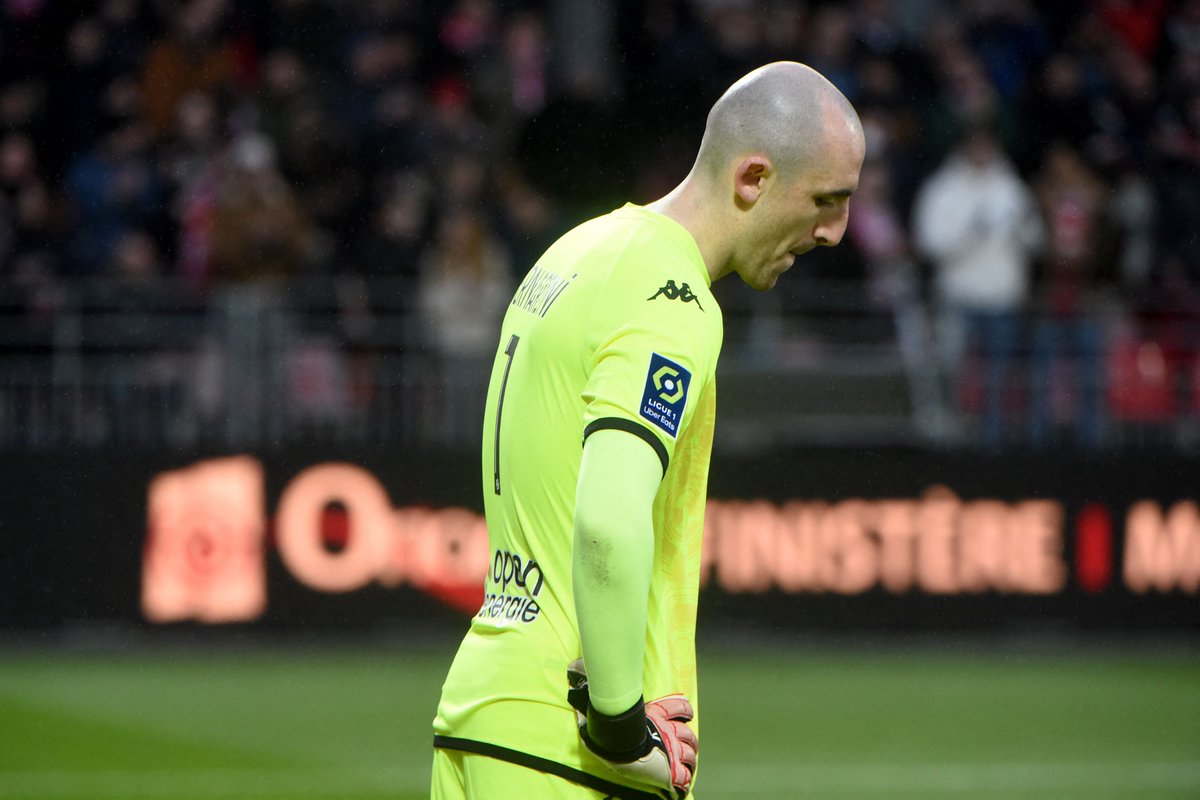 13 - Angers a perdu chacun de ses 13 derniers matches de Ligue 1, un record dans l’histoire de la compétition. Débandade. #SCOACA