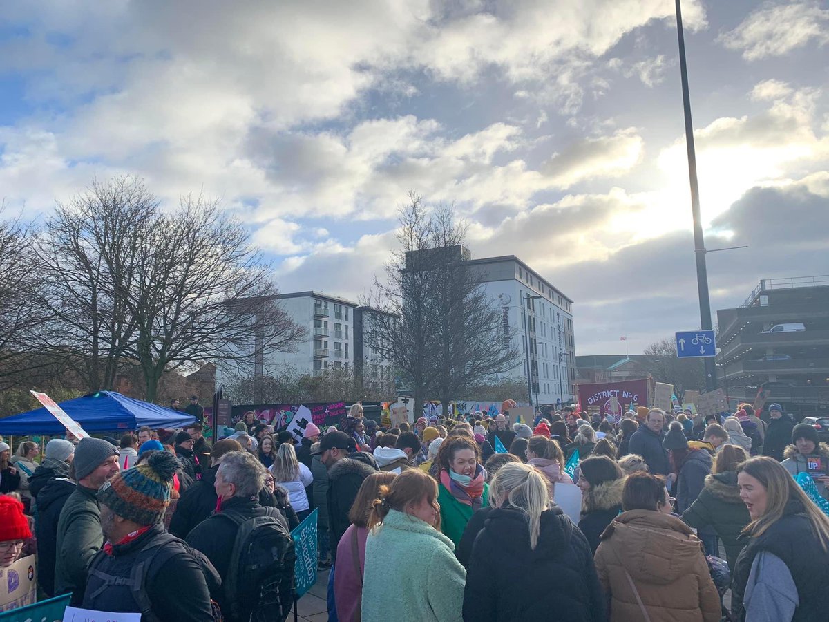 Bryony85's tweet photo. Eve and Erik out supporting their striking teachers today! ✊🏻✊🏻

@SpringfieldPri1 https://t.co/SRXWLoZtBr