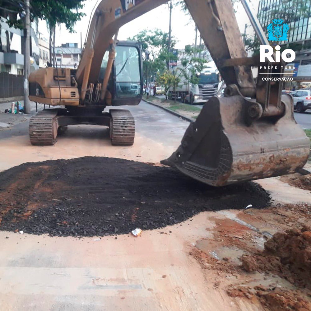 Ação rápida da Conservação! Após um afundamento de galeria ocorrido na Estrada do Galeão, na Ilha do Governador, nossa equipe realizou a troca de manilha. O local já está liberado para o tráfego. Contem com a Prefeitura!

#Conservação
#PrefeituraRIO23