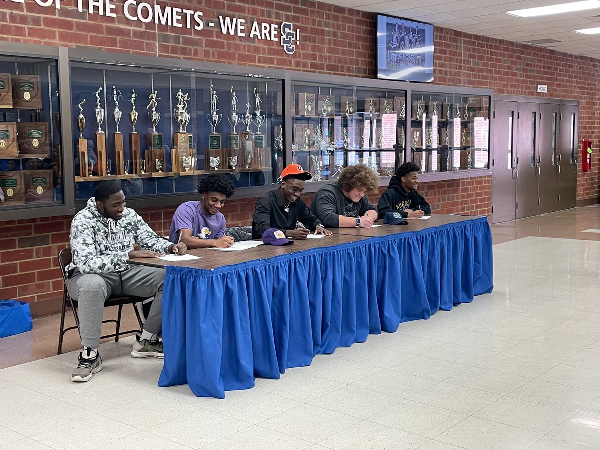 SolonBoosters's tweet photo. Congrats to @CalebWalker07 @BlakeHoegler_73 @jokpassou @GraftonJordan and @william_22451 on signing day https://t.co/FlQpF5lNKf