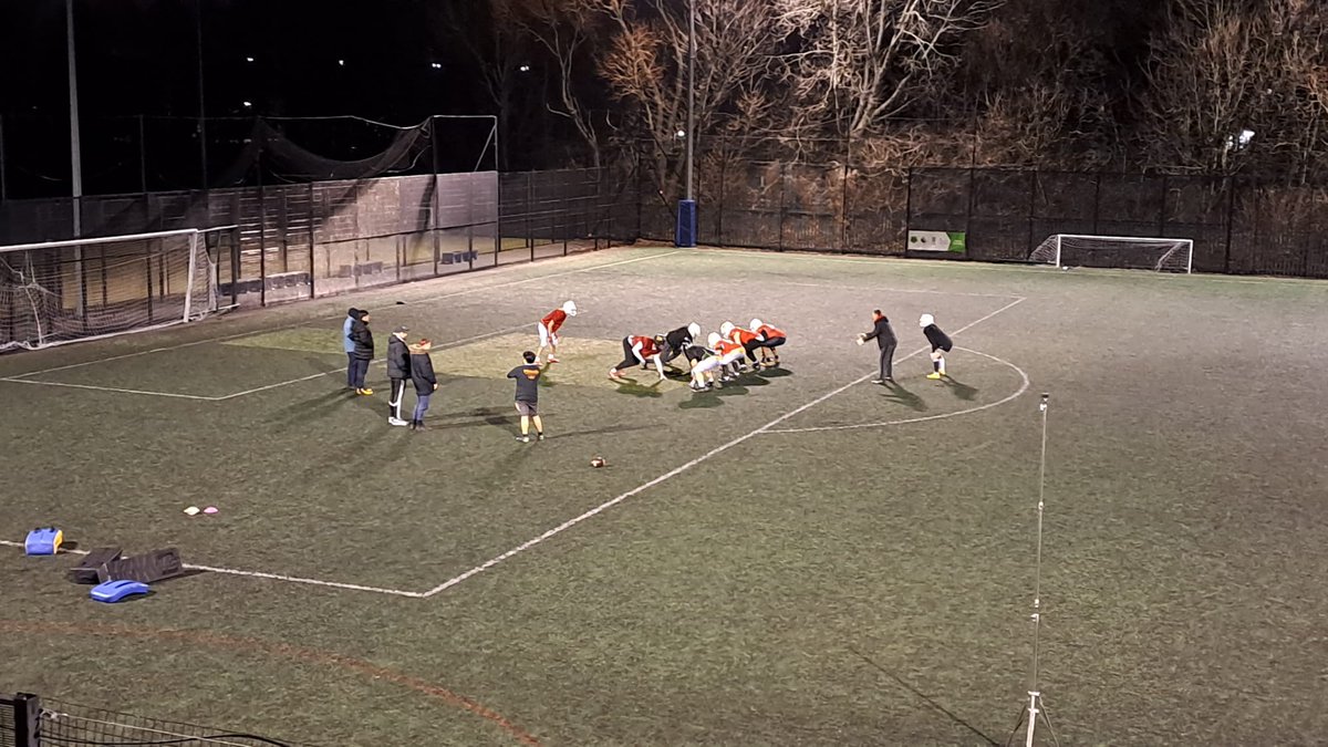 BaconsCommunity's tweet photo. 🏈🏈 Great turn out as ever for @KCLRegents training. The #Americanfootball team have been regular customers at Bacon's Community Sports Centre for several years. Thanks for your support guys! #gratitude @KingsCollegeLon #southwark #bermondsey #rotherhithe https://t.co/LWbKobjU7Z