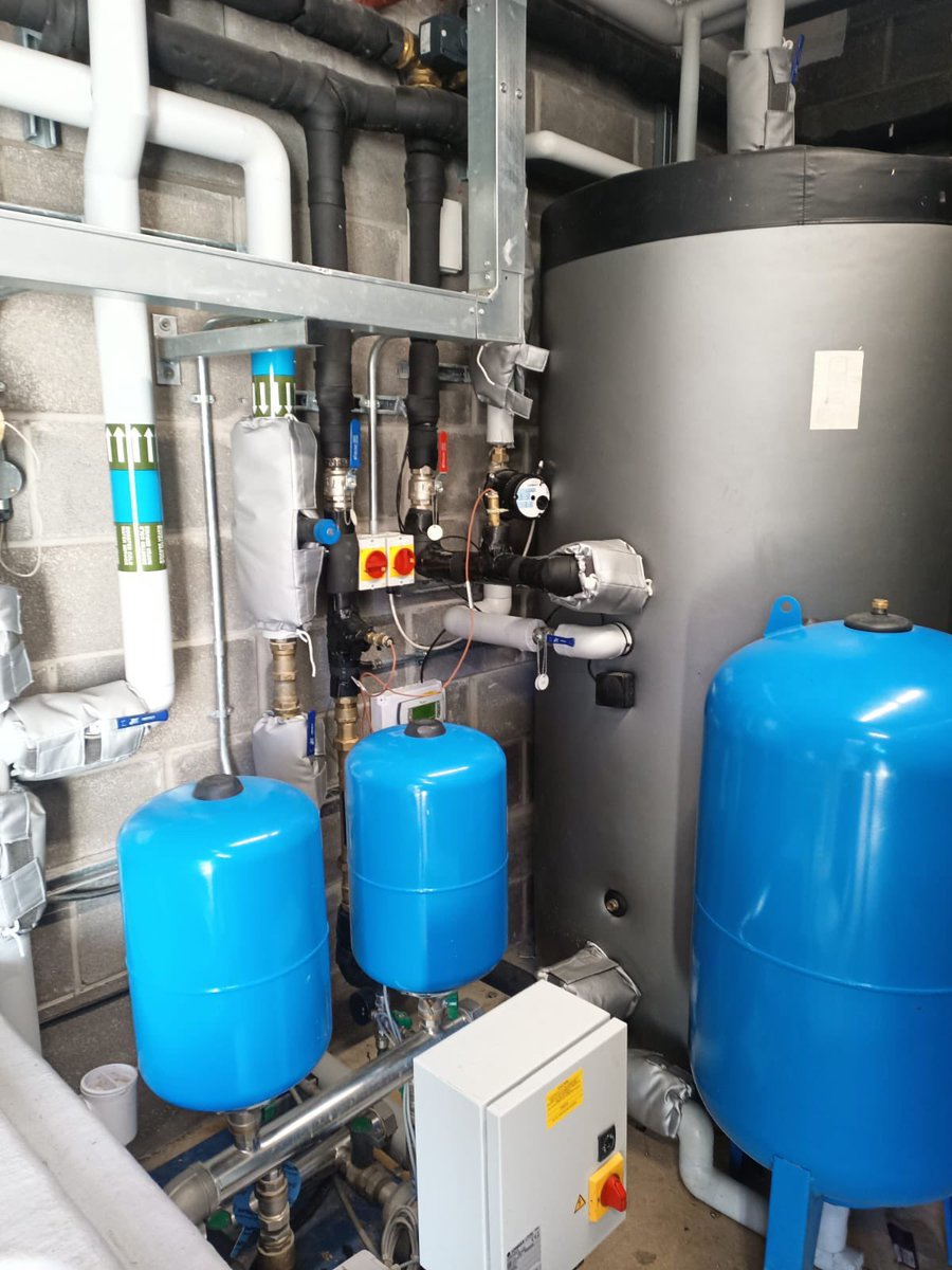 Here is a <a href="/MasterThermUK/">MasterTherm</a> cascade of #ASHP providing up to 90kW in Wales’ first carbon zero school 🏴󠁧󠁢󠁷󠁬󠁳󠁿🏆